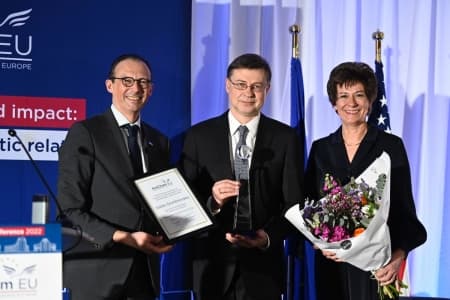 Executive Vice-President Dombrovskis receives AmCham EU Transatlantic Business Award